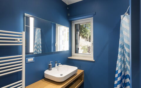 Capri: Azul, Pared, Arreglo De Tubería, Baño, Diseño De Interiores, Lavabo Del Baño, Piso, Suelo, Lavabo, Grifo