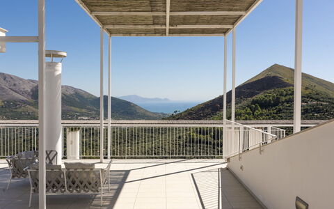 Capri: Porche, Sombra, Silla, Estructura Al Aire Libre, Balcón, Eco Hotel, Mueble Para Exteriores, Cubierta, Pérgola, La Luz Del Día