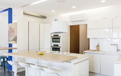 Capri: Mueble, Diseño De Interiores, Piso, Cocina, Suelo, Madera, Mostrador, Techo, Lámpara, Gabinetes