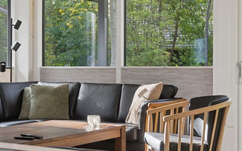 Zelma - 1.5Km from the Sea: Mueble, Diseño De Interiores, Madera, Piso, Suelo, Mesa, Silla, Vaso, Sala, Manchas De Madera