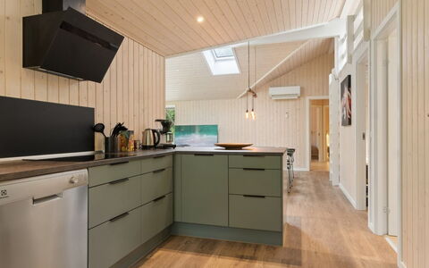 Zelma - 1.5Km from the Sea: Piso, Mostrador, Diseño De Interiores, Cocina, Mueble, Madera, Gabinetes, Suelo, Techo, Suelos De Madera