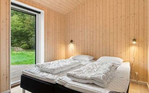 Zelma - 1.5Km from the Sea: Madera, Habitación, Techo, Cama, Madera Dura, Marco De La Cama, Lecho, Manchas De Madera, Sábana, Tablón
