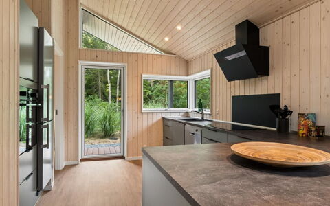 Zelma - 1.5Km from the Sea: Diseño De Interiores, Piso, Madera, Cocina, Mostrador, Techo, Suelos De Madera, Suelo, Mueble, Aparato De Cocina