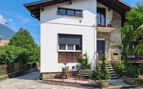 Villa Chiara e Chloe: Edificio, Pared, Ventana, Casa, Casa, Puerta, Barrio Residencial, Fachada, Arquitectura