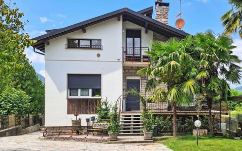 Villa Chiara e Chloe: Edificio, Pared, Ventana, Casa, Casa, Barrio Residencial, Arquitectura, Puerta, Fachada