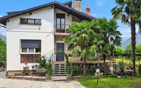 Villa Chiara e Chloe: Edificio, Ventana, Casa, Barrio Residencial, Casa, Arquitectura, Cabaña, Puerta, Balcón