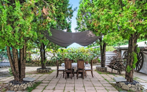 Villa Chiara e Chloe: Sombra, Mueble, Jardín, Primavera, Silla, Mueble Para Exteriores, Patio Interior, Yarda, Estructura Al Aire Libre