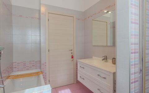Al Roccolo: Arreglo De Tubería, Baño, Diseño De Interiores, Piso, Suelo, Lavabo Del Baño, Lavabo, Plomería, Mueble De Baño, Espejo