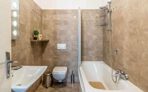 Barella: Baño, Diseño De Interiores, Piso, Arreglo De Tubería, Suelo, Pared, Bañera, Lavabo, Baño, Grifo