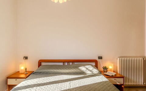 Barella: Cama, Diseño De Interiores, Habitación, Mueble, Pared, Sábana, Lecho, Piso, Madera, Suelo