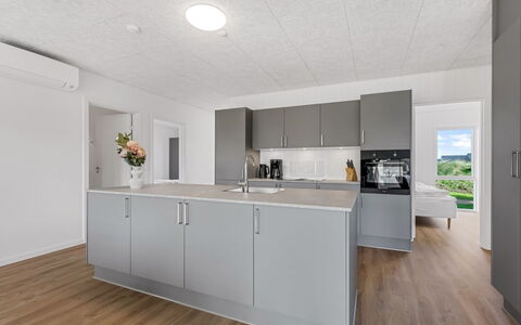 Fita - 450M from the Sea: Piso, Suelo, Madera, Diseño De Interiores, Techo, Suelos De Madera, Cocina, Mostrador, Gabinetes, Habitación