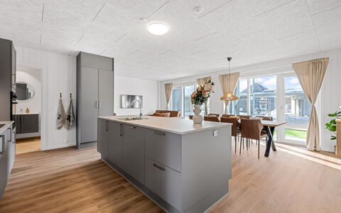 Fita - 450M from the Sea: Piso, Madera, Suelo, Suelos De Madera, Diseño De Interiores, Techo, Mueble, Cocina, Mostrador, Suelo Laminado