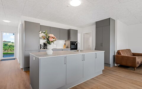 Fita - 450M from the Sea: Piso, Cocina, Diseño De Interiores, Madera, Mostrador, Suelo, Techo, Gabinetes, Mueble, Aparato De Cocina