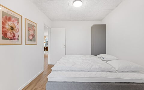 Fita - 450M from the Sea: Diseño De Interiores, Piso, Techo, Suelo, Madera, Habitación, Habitación, Cama, Lámpara, Departamento