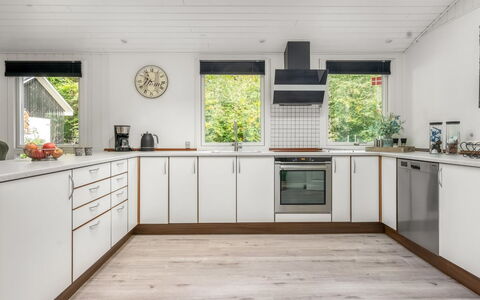Nanook - from the Sea: Piso, Cocina, Madera, Mostrador, Diseño De Interiores, Gabinetes, Suelo, Electrodoméstico, Aparato De Cocina, Suelos De Madera