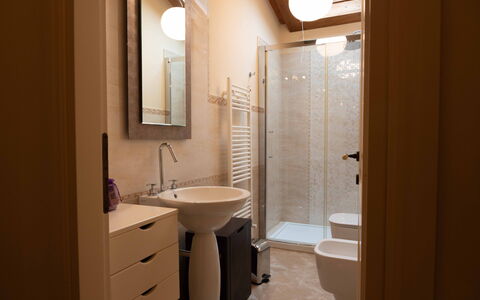 Tenuta di Mezzo: Lavabo Del Baño, Piso, Diseño De Interiores, Suelo, Pared, Arreglo De Tubería, Madera, Baño, Lavabo, Espejo