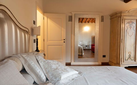 Tenuta di Mezzo: Cama, Mueble, Habitación, Diseño De Interiores, Pared, Madera, Sábana, Lecho, Habitación, Piso
