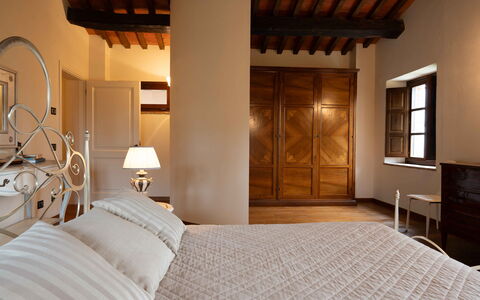 Tenuta di Mezzo: Mueble, Diseño De Interiores, Cama, Habitación, Piso, Madera, Suelo, Techo, Lecho, Sábana