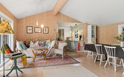 Ølvir - 525M from the Sea: Diseño De Interiores, Madera, Mueble, Techo, Piso, Sala, Encendiendo, Habitación, Lámpara, Casa