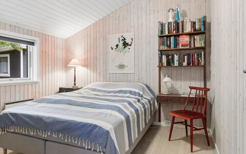 Ølvir - 525M from the Sea: Cama, Mueble, Habitación, Diseño De Interiores, Sábana, Lecho, Madera, Piso, Suelo, Techo