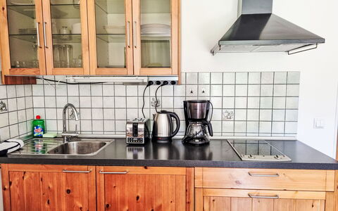 Edelweiss: Cocina, Mostrador, Aparato De Cocina, Gabinetes, Fregadero, Electrodoméstico, Madera, Mueble, Piso, Diseño De Interiores