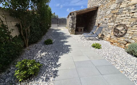 Laiki: Aguja, Entrada De Coches, Campanario