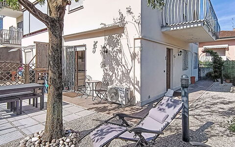 La Rosa: Hierba, Arquitectura, Casa, Casa, El Terreno Del Lote, Cabaña, Inmuebles, Casa De Campo, Yarda, Césped