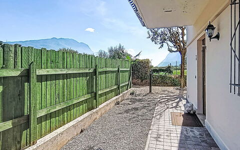 La Rosa: Hierba, Arquitectura, Casa, Casa, El Terreno Del Lote, Cabaña, Inmuebles, Casa De Campo, Yarda, Césped