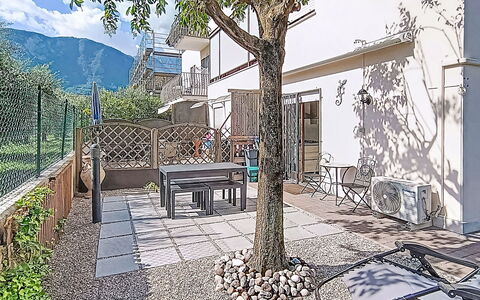 La Rosa: Hierba, Arquitectura, Casa, Casa, El Terreno Del Lote, Cabaña, Inmuebles, Casa De Campo, Yarda, Césped