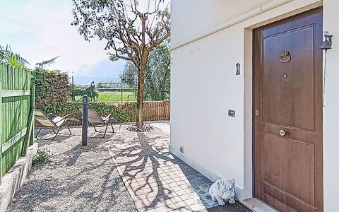 La Rosa: Hierba, Arquitectura, Casa, Casa, El Terreno Del Lote, Cabaña, Inmuebles, Casa De Campo, Yarda, Césped
