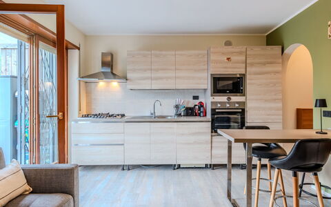 La Rosa: Mueble, Diseño De Interiores, Piso, Cocina, Mostrador, Suelo, Aparato De Cocina, Madera, Gabinetes, Silla
