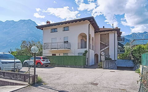 La Rosa: Hierba, Arquitectura, Casa, Casa, El Terreno Del Lote, Cabaña, Inmuebles, Casa De Campo, Yarda, Césped