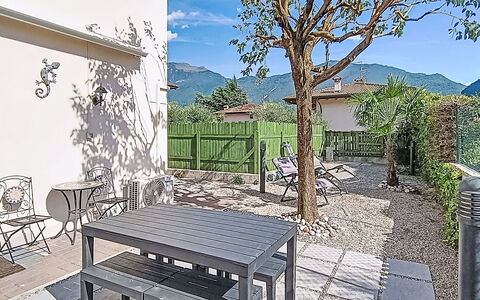 La Rosa: Hierba, Arquitectura, Casa, Casa, El Terreno Del Lote, Cabaña, Inmuebles, Casa De Campo, Yarda, Césped