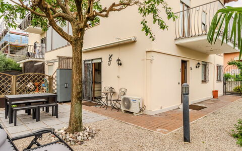 La Rosa: Barrio Residencial, Casa, Puerta, Balcón, Maceta, Planta De Casa, Yarda, Sombra, Patio, Porche