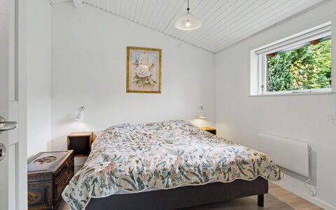 Mea - 750M from the Sea: Cama, Habitación, Diseño De Interiores, Madera, Sábana, Techo, Lecho, Suelo, Piso, Mueble