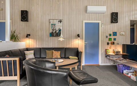 Aderice - 1.6Km from the Sea: Mueble, Diseño De Interiores, Pared, Piso, Madera, Suelo, Sofá, Techo, Sala, Lámpara