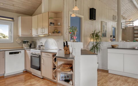 Aderice - 1.6Km from the Sea: Cocina, Mueble, Mostrador, Diseño De Interiores, Aparato De Cocina, Piso, Madera, Techo, Gabinetes, Electrodoméstico