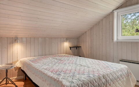 Aderice - 1.6Km from the Sea: Madera, Techo, Piso, Diseño De Interiores, Suelo, Habitación, Cama, Habitación, Sábana, Suelos De Madera