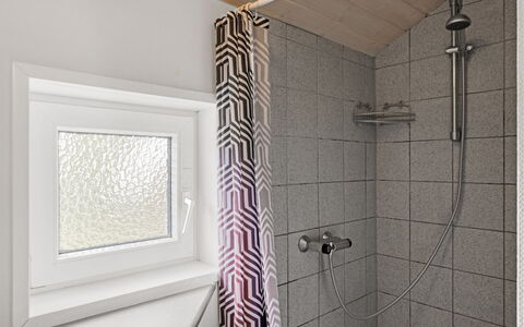 Aderice - 1.6Km from the Sea: Pared, Piso, Diseño De Interiores, Arreglo De Tubería, Suelo, Baño, Techo, Plomería, Habitación, Material Compuesto
