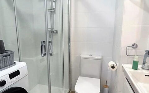 Caribe: Piso, Suelo, Diseño De Interiores, Arreglo De Tubería, Baño, Asiento Del Baño, Baño, Lavadora, Plomería, Habitación