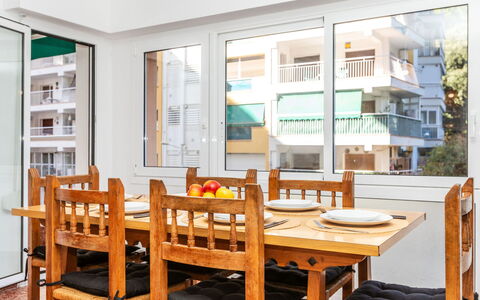 Popa: Mueble, Diseño De Interiores, Piso, Mesa, Madera, Suelo, Silla, Cocina Y Comedor Mesa, Comedor, Techo