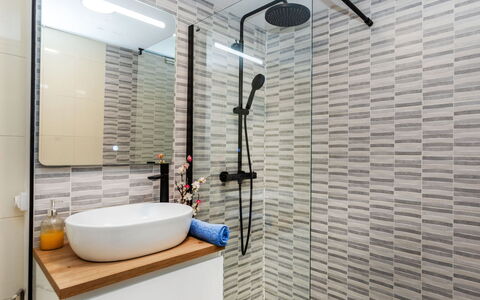 Popa: Baño, Pared, Arreglo De Tubería, Diseño De Interiores, Piso, Suelo, Loseta, Grifo, Plomería, Lavabo