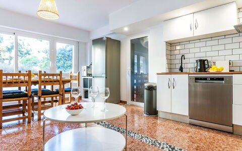 Popa: Piso, Diseño De Interiores, Cocina, Suelo, Electrodoméstico, Madera, Mueble, Techo, Aparato De Cocina, Mostrador