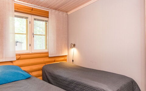 Mäkrä 3: Madera, Suelo, Piso, Diseño De Interiores, Techo, Habitación, Cama, Sábana, Habitación, Manchas De Madera