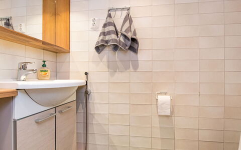 Mäkrä 3: Piso, Pared, Suelo, Baño, Arreglo De Tubería, Diseño De Interiores, Lavabo, Lavabo Del Baño, Grifo, Baño