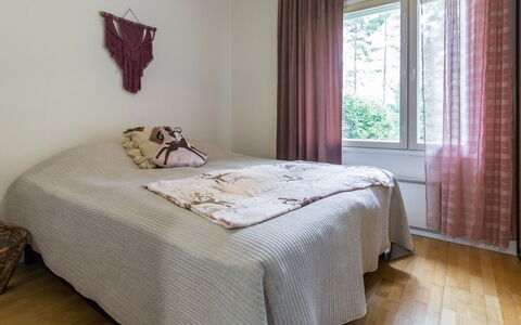 Artunkuja: Cama, Habitación, Suelo, Diseño De Interiores, Piso, Mueble, Sábana, Madera, Lecho, Linos