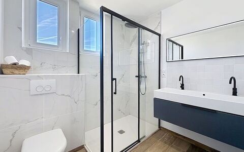 Le Terrier Préfaillais, Jacuzzi: Piso, Baño, Arreglo De Tubería, Suelo, Diseño De Interiores, Plomería, Grifo, Loseta, Espejo, Techo