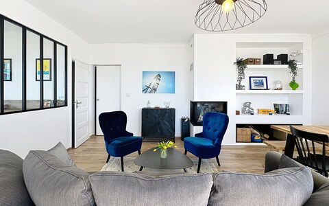 Le Terrier Préfaillais, Jacuzzi: Mueble, Diseño De Interiores, Piso, Sofá, Suelo, Pared, Sala, Habitación, Mesa, Madera