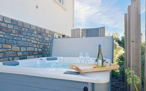 Le Terrier Préfaillais, Jacuzzi: Bañera, Arreglo De Tubería, Material Compuesto, Jacuzzi, Piscina, Plomería, Planta De Casa, Loseta, Recurso