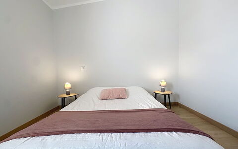 La Plaine-Sur-Mer 801: Cama, Pared, Habitación, Diseño De Interiores, Suelo, Mueble, Madera, Sábana, Piso, Lecho